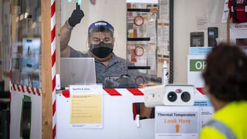 Brian Lalor se encarga de la estaci&oacute;n de verificaci&oacute;n de temperatura t&eacute;rmica para los empleados que ingresan a trabajar en el centro log&iacute;stico de Amazon en Shakopee, Minnesota, el jueves 8 de octubre de 2020, en medio de la pandemia de coronavirus.