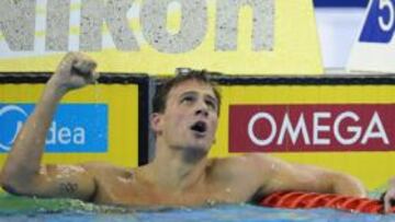<b>SUPERHOMBRES. </b>Lochte celebra la victoria y el récord del mundo mientras Phelps mira decepcionado su derrota ante su amigo. Se repite la posición de los 200 metros libres.