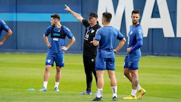 17/11/22 ENTRENAMIENTO DEL MALAGA 
   PEPE MEL JUNTO A BUSTINZA  FRAN SOL Y CRISTIAN