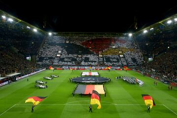 El estadio del Borussia de Dortmund, Signal Iduna Park, es uno de los feudos más famosos y con mayor ambiente de Europa. Situado en la ciudad de Dortmund, en el estado federado de Renania del Norte-Westfalia, al oeste de Alemania. Es el quinto estadio más grande de Europa, y el tercer hogar más grande de un club europeo de primer nivel después del Camp Nou y el Estadio Santiago Bernabéu.