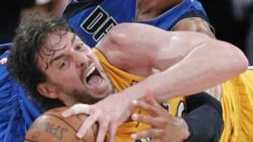 Pau Gasol lucha con Chandler.