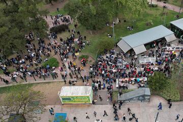 La fiebre por los cromos del Mundial de Qatar ha conseguido que el parque Rivadavia de Buenos Aires, se llene de gente intercambiando cromos. Muchos de ellos hacen fila desde la madrugada para conseguir los pocos sobres disponibles y terminar el albúm del Mundial de Qatar.