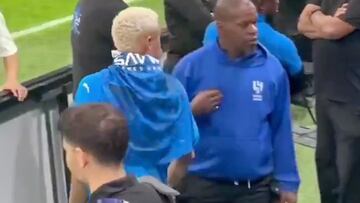 El momento exacto en que aficionado del Al Hilal roba anillo a Neymar