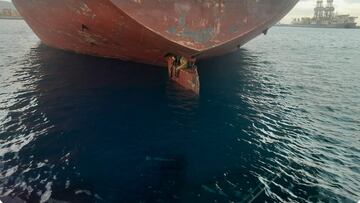 Tres polizones encontrados en el tim¨®n de un petrolero en Las Palmas de Gran Canaria. Fuente: Salvamento Mar¨ªtimo.