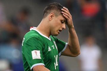 Javier Hernández se lamenta.