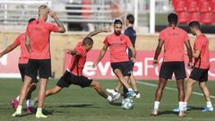 Dabbur, en el centro, durante un entrenamiento del Sevilla.