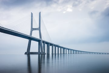 Puente atirantado sobre el río Tajo, en el área de la Gran Lisboa, que conecta Montijo y Sacavém. Se inauguró el 4 de abril de 1998 y en su momento fue el puente más largo del continente europeo. Sus medidas son 30 metros de ancho, 1235 metros de largo y 148 metros de alto. El nombre del puente luso conmemora los 500 años de la llegada de Vasco da Gama a la India.