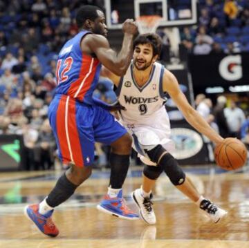 Ricky Rubio se disputa el balón con Will Bynum.