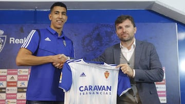 Jawad El Yamiq posa con la camiseta del Real Zaragoza junto al director deportivo Lalo Arantegui.