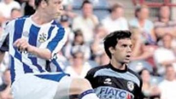 <b>DE ESTRENO. </b>Xabi Prieto, con la segunda camiseta de la Real.