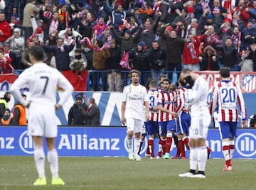 Los jugadores del Atl&eacute;tico celebran el 4-0 ante la desolaci&oacute;n de los futbolistas del Real Madrid.
 
 
 