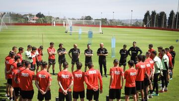 08-05-2023. MIGUEL ANGEL RAMÍREZ SE DIRIGE A SUS JUGADORES MOMENTOS ANTES DEL PRIMER ENTRENAMIENTO DE LA SEMANA DE CARA AL DERBI ASTURIANO.