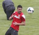 David Villa está ya con el grupo y Miranda es duda para Cornellà