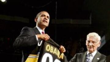<b>APOYA AL DEPORTE. </b>Barack Obama recibe una camiseta de fútbol americano en uno de los mítines.