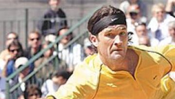 LA ESTRELLA ES CHARLY. Moyá se estira en una "stop volley" de derecha, dando la cara a la cámara. El tenis fácil de Charly es la baza española.