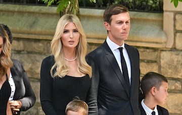 
La primera hija de Donald Trump y su marido suman una fortuna de 800 millones de dólares. La que fuera consejera de su padre, mientras que fuera presidente de los Estados Unidos, cuenta con un patrimonio estimado en 300 millones de dólares. Su marido, fundó, Affinity Partners después de dejar la asesoría, también en la casa blanca. 