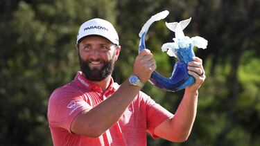 Jon Rahm alza el trofeo que le acredita como campeón del Sentry Tournament of Champions 2023, en Kapalua.