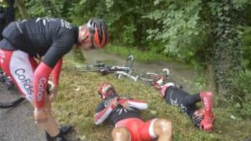 Nacer Bouhanni, en el suelo junto a otros compa&ntilde;eros del Cofidis.