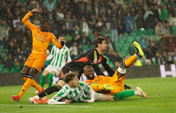 La jugada del penalti en el minuto 52 de partido. Antonio Rdiger derriba a Jess Rodrguez momentos antes del mano a mano con Thibaut Courtois.