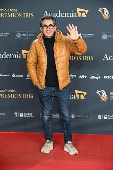 Berto Romero posa en la alfombra roja de los Premios Iris 2024, los galardones organizados por la Academia de la Televisión.