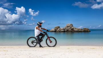 Ayato Kimura con su bici de MTB Downhill en una playa de Okinawa (Japón).