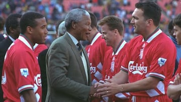 El Premio Nobel de la Paz, sinti¨® los colores del Liverpool, e incluso lleg¨® a posar con ella y el equipo.