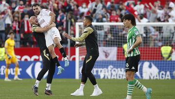 Dmitrovic festeja con Munir y Diego Carlos ante un cabizbajo Bellerín.