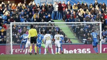 EL jugador del Real Madrid, Varane, marca de cabeza el 0-2 al Getafe.