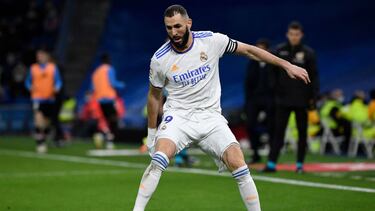 El Bernabéu, entregado a la magia de Benzema