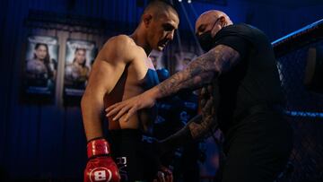 Un luchador entra en la jaula de Bellator.