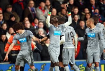 0-1. Crystal Palace-Newcastle. Papiss Demba Cisse del Newcastle celebró el primer tanto.