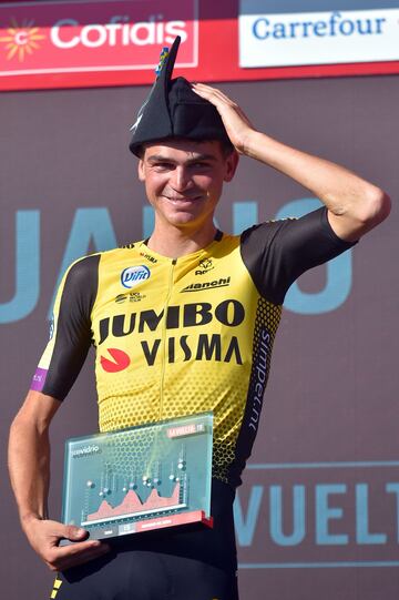 El ciclista estadounidense Sepp Kuss celebra la victoria de etapa en el podio. 
