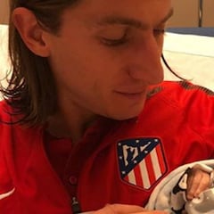Filipe Luis da la bienvenida a su hijo Lucas