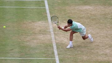 Carlos Alcaraz golpea una bola de revés ante Sebastian Korda en Queen's.