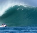 Dos youtubers de referencia surfean olas de 15 metros en Outer Reef