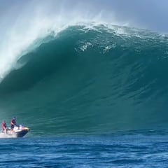 Dos youtubers de referencia surfean olas de 15 metros en Outer Reef