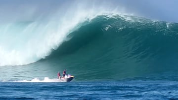 Ola gigante en el outer reef de Hawái