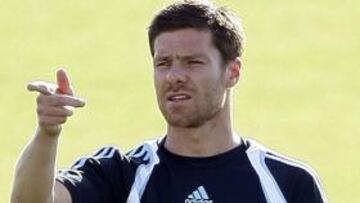 <b>ESTRENO.</b> Xabi Alonso se ha estrenado como nuevo jugador del Real Madrid en el entrenamiento vespertino de este miércoles.