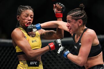 Las brasileñas Maria Oliveira y Gloria de Paula intercambian derechazos en un combate realizado en Austin, Texas.(Photo by Carmen Mandato/Getty Images).