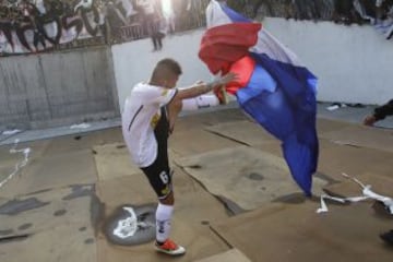 El 06-04-2014, tras la victoria 1-0 sobre la U, el volante de Colo Colo Jason Silva patea una bandera de la barra azul. Por esta acci&oacute;n fue detenido, qued&oacute; con firma mensual y nunca m&aacute;s volvi&oacute; a jugar en el Cacique.