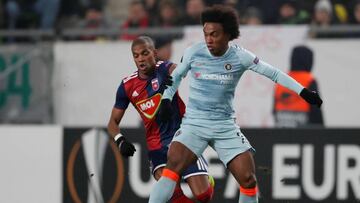 Soccer Football - Europa League - Group Stage - Group L - Vidi FC v Chelsea - Groupama Arena, Budapest, Hungary - December 13, 2018  Vidi&#039;s Loic Nego in action with Chelsea&#039;s Willian    Action Images via Reuters/Matthew Childs