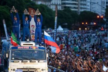 Decimosegunda y última etapa entre Rio Cuarto y Buenos Aires.  Los rusos Vladimir Rybakov, Evgeny Yakovlev y Eduard Nikolaev, vencedores en la categoría de camiones.