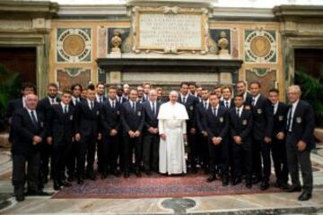 El Papa Francisco en una foto con la selección italiana de fútbol, durante una audiencia en el Vaticano, el 13 de agosto de 2013. El papa Francisco, el primer pontífice argentino de la historia, recibió hoy en audiencia privada en el Vaticano a las selecciones absolutas de fútbol de Italia y de Argentina, que mañana disputarán en Roma un partido amistoso en su honor.