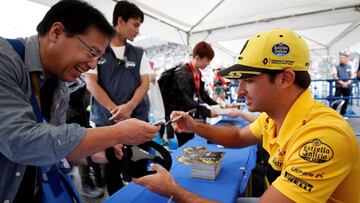 AÑADE NOMBRE
FRA12. SUZUKA (JAPÓN), 04/10/2018.- El piloto español del piloto español de Fórmula Uno Carlos Sáinz (Renault) firma autógrafos a sus fans japoneses durante la sesión de firma celebrada en el circuito de Suzuka, Japón, hoy, 4 de octubre de 2018. El Gran Premio de Fórmula Uno de Japón se disputará el próximo 7 de octubre en Suzuka. EFE/ FRANCK ROBICHON