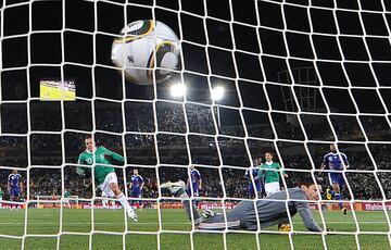 Cuauhtémoc Blanco certificó el triunfo mexicano al transformar un penalti cometido por Abidal sobre Barreda. Blanco se convertía así en el tercer goleador más veterano en marcar un tanto en un Mundial. Blanco tenía 37 años, mientras que el goleador más veterano en marcar es Roger Milla, que lo hizo con 42 años