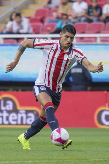 La compra más cara de Chivas y del Fútbol Mexicano hasta el momento. Guadalajara necesitaba de un delantero y durante años buscaron al canterano felino. Debido a la controversia contractual que existía entre Tigres y Olympiacos, Guadalajara tuvo que saldar su fichaje a ambas instituciones, por lo que su valor llegó a los 18 MDD. Ha sido clave para obtención de los títulos de Liga MX y Concachampions.
