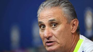Brazil&#039;s national football team coach Tite gestures during a press conference after a training session at Mineirao stadium in Belo Horizonte, Minas Gerais, Brazil, on November 9, 2016, on the eve of their FIFA World Cup 2018 South American qualifier match against Argentina. / AFP PHOTO / EVARISTO SA