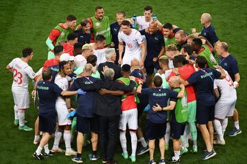 Vladimir Petkovic con los jugadores de la selecci¨®n de Suiza momentos antes de comenzar la pr¨®rroga.