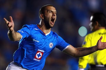 Al cierre del 2009, Villa se coronó como el mejor goleador del futbol mexicano con un total de 17 goles, sin embargo en la final no pudo ayudar a Cruz Azul a ser campeón. 