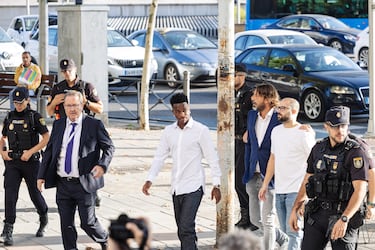 Durante el encuentro de Liga que disputaron el pasado 21 de mayo el Valencia y el Real Madrid en Mestalla, Vinicius denunció haber sufrido insultos racistas por parte de unos aficionados que se encontraban tras la portería y que supuso que el partido estuviera detenido durante varios minutos por este motivo.